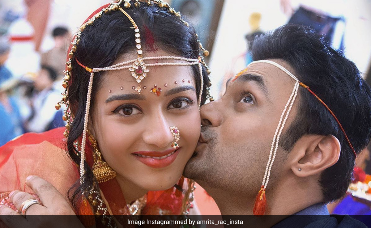 9 Years After Marrying RJ Anmol, Amrita Rao Reveals That Her Wedding <i>Saree</i> Cost Rs 3,000