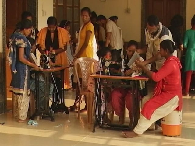 Video: प्रकृति की रक्षा के लिए कपड़े से बने सैनेटरी पैड का इस्तेमाल