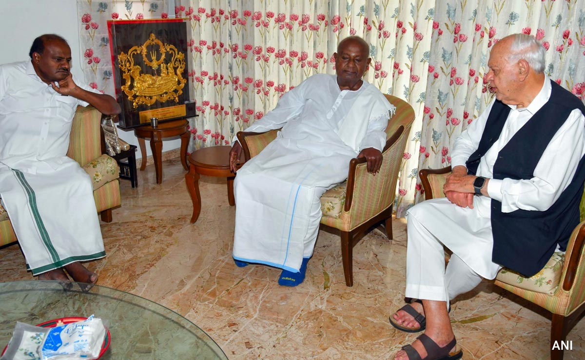 Farooq Abdullah Meets Former PM Deve Gowda In Bengaluru