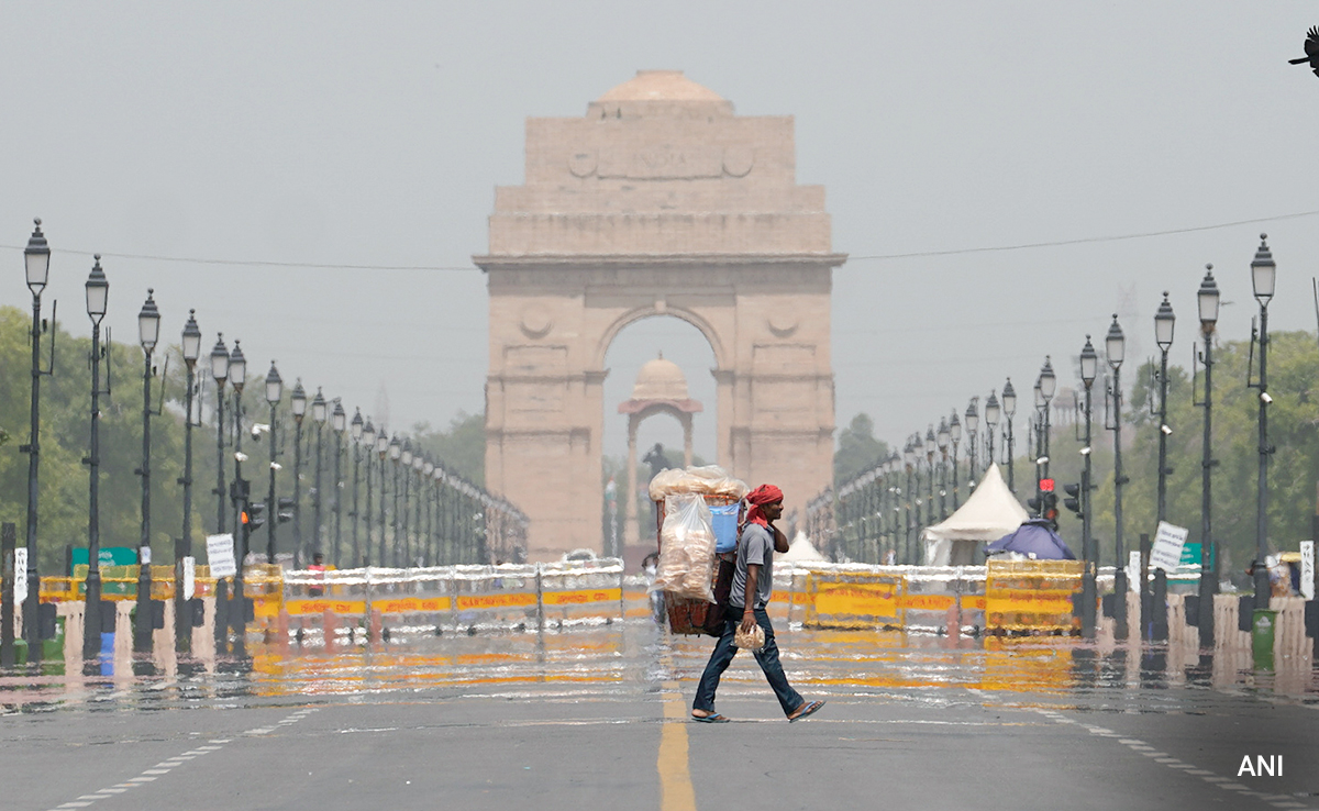 Delhi Records 33.3 Degrees Celsius, Yellow Alert Issued For 2 Days