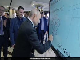 Watch: Vladimir Putin Draws "SpongeBob SquarePants" Cartoon As He Visits Exhibition Watch: Vladimir Putin Draws "SpongeBob SquarePants" Cartoon As He Visits Exhibition