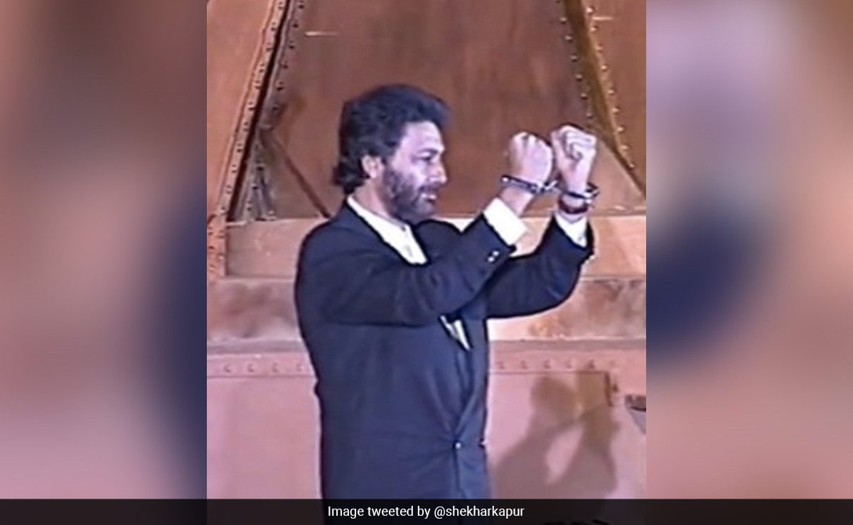 When Shekhar Kapur Received His Filmfare Award For <i>Bandit Queen</i> In Handcuffs