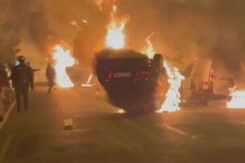 फ्रांस में एक किशोर की हत्या के बाद सड़कों पर आगजनी और पथराव फ्रांस में एक किशोर की हत्या के बाद सड़कों पर आगजनी और पथराव