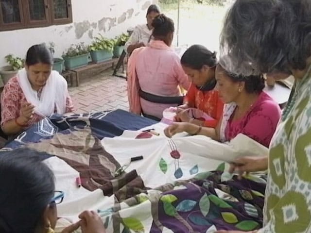 Video: ये महिलाएं कपड़ा अपशिष्ट का कर रही है पुनर्चक्रण...देखिए पूरा वीडियो