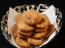 This Spicy Homemade Punjabi Mathari Will Elevate Your Tea Time To A Whole New Level This Spicy Homemade Punjabi Mathari Will Elevate Your Tea Time To A Whole New Level