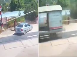 सावधानी हटी, दुर्घटना घटी: रेलवे क्रॉसिंग को पार कर रहे शख्स की गाड़ी के उड़े परखच्चे  सावधानी हटी, दुर्घटना घटी: रेलवे क्रॉसिंग को पार कर रहे शख्स की गाड़ी के उड़े परखच्चे