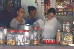 Mamata Banerjee Makes Tea During Poll Campaign In Bengal Mamata Banerjee Makes Tea During Poll Campaign In Bengal