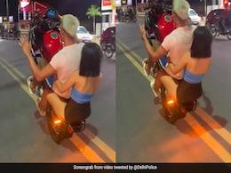 गर्लफ्रेंड को बैठाकर स्टंट कर रहा था युवक, अगले पहिए को हवा में उठाकर दौड़ाई बाइक, आगे जो हुआ, दिल्ली पुलिस ने दी ये सलाह गर्लफ्रेंड को बैठाकर स्टंट कर रहा था युवक, अगले पहिए को हवा में उठाकर दौड़ाई बाइक, आगे जो हुआ, दिल्ली पुलिस ने दी ये सलाह