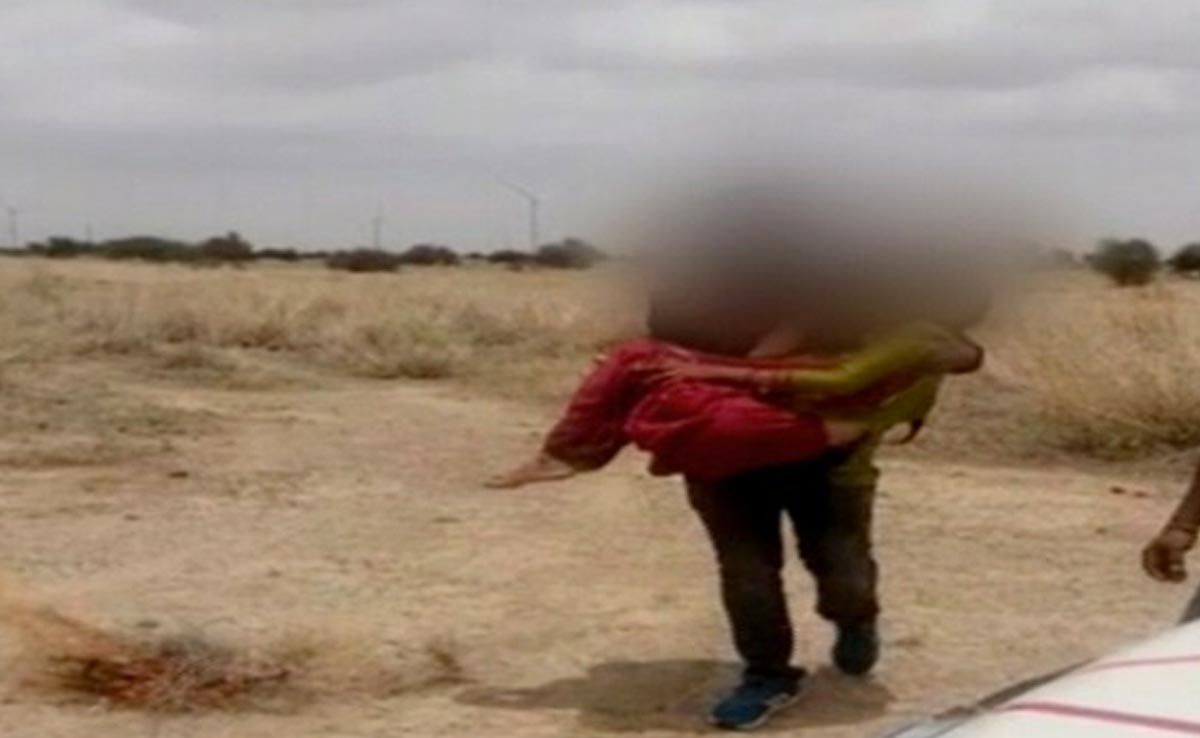 VIDEO: फिल्मी अंदाज में लड़की को किया किडनैप, फिर गोद में उठाकर लिए अग्नि के सात फेरे