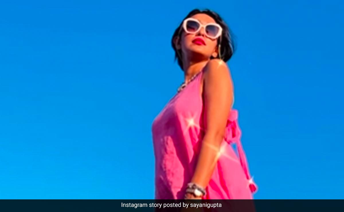 On Her Greek Vacation, Diet Sabya Approves Sayani Gupta's "OG Birks And Socks Girl" Status