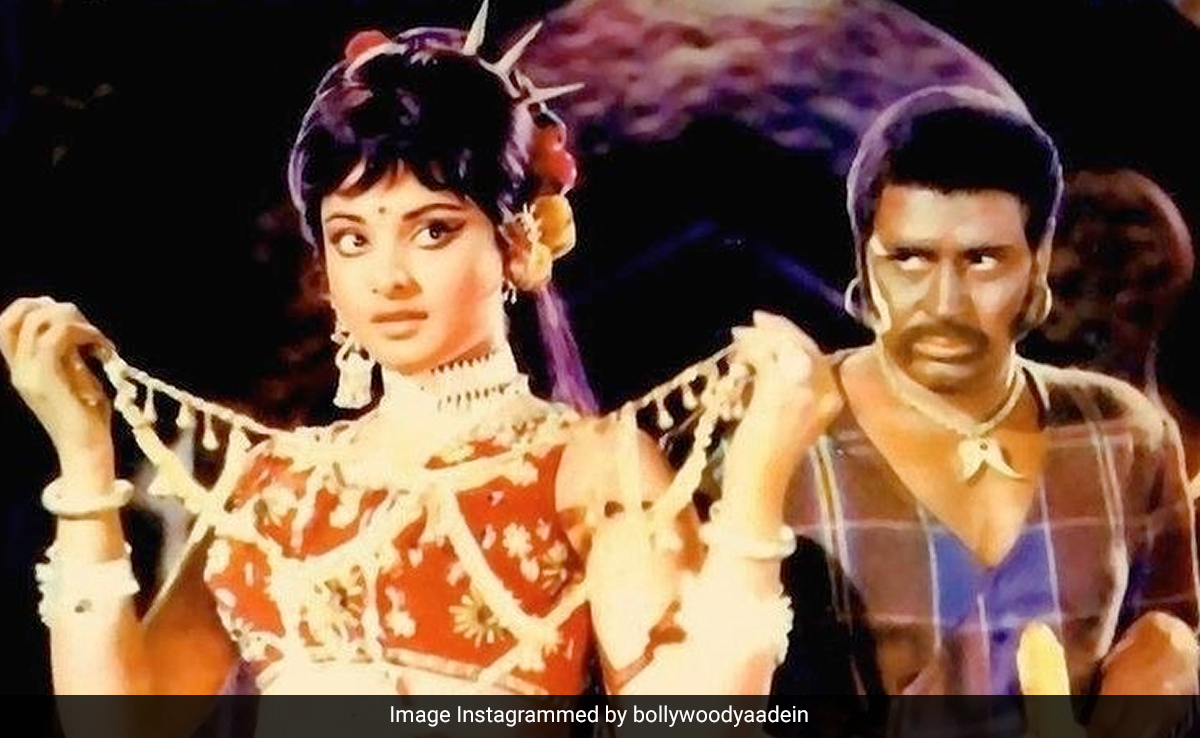 पुलिस की नौकरी छोड़ बॉलीवुड में ली एंट्री,  फिर हुए इतने मशहूर कि लगी फैंस की लाइन, क्या रेखा के पीछे खड़े शख्स का बताएंगे नाम?