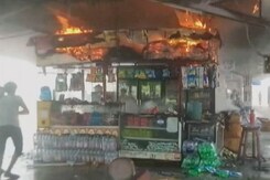 कानपुर सेंट्रल के प्लेटफार्म नंबर 9 पर बनी दुकानों में लगी आग, मची अफरातफरी कानपुर सेंट्रल के प्लेटफार्म नंबर 9 पर बनी दुकानों में लगी आग, मची अफरातफरी