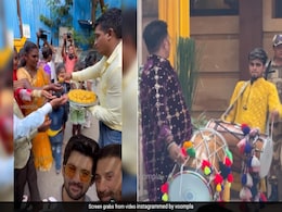 सनी देओल के घर जमकर बज रहे हैं ढोल और बंट रहे लड्डू, एक्टर के बेटे की शादी की हल्दी सेरेमनी हुई शुरू, देखें पहला वीडियो सनी देओल के घर जमकर बज रहे हैं ढोल और बंट रहे लड्डू, एक्टर के बेटे की शादी की हल्दी सेरेमनी हुई शुरू, देखें पहला वीडियो