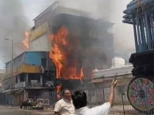 तिरुपति : फोटो फ्रेम बनाने वाले कारखाने में लगी आग, दमकल की गाड़ियां पहुंची तिरुपति : फोटो फ्रेम बनाने वाले कारखाने में लगी आग, दमकल की गाड़ियां पहुंची