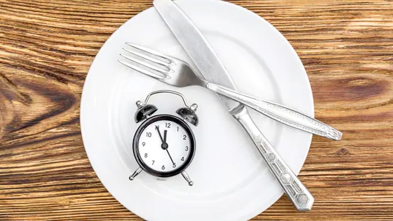 क्या Intermittent Fasting तेजी से फैट घटाती है? किसे नहीं करनी चाहिए? वेट लॉस का रामबाण तरीका क्या है? जानिए क्या Intermittent Fasting तेजी से फैट घटाती है? किसे नहीं करनी चाहिए? वेट लॉस का रामबाण तरीका क्या है? जानिए