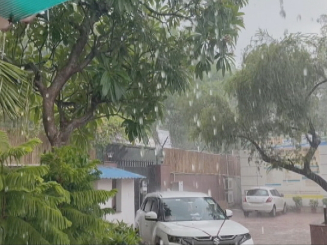 दिल्ली-एनसीआर में अचानक बदला मौसम का मिजाज, कई इलाकों में बारिश