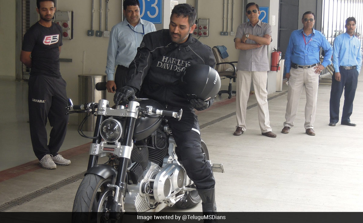 MS Dhoni ने सिक्योरिटी गार्ड को बाइक पर दी लिफ्ट, वीडियो देख दिल हार बैठे फैंस