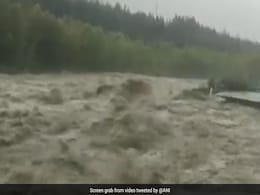 हिमाचल के कुल्लू में जोरदार बारिश से ब्यास नदी उफान पर, नेशनल हाईवे 3 का एक हिस्सा बहा हिमाचल के कुल्लू में जोरदार बारिश से ब्यास नदी उफान पर, नेशनल हाईवे 3 का एक हिस्सा बहा