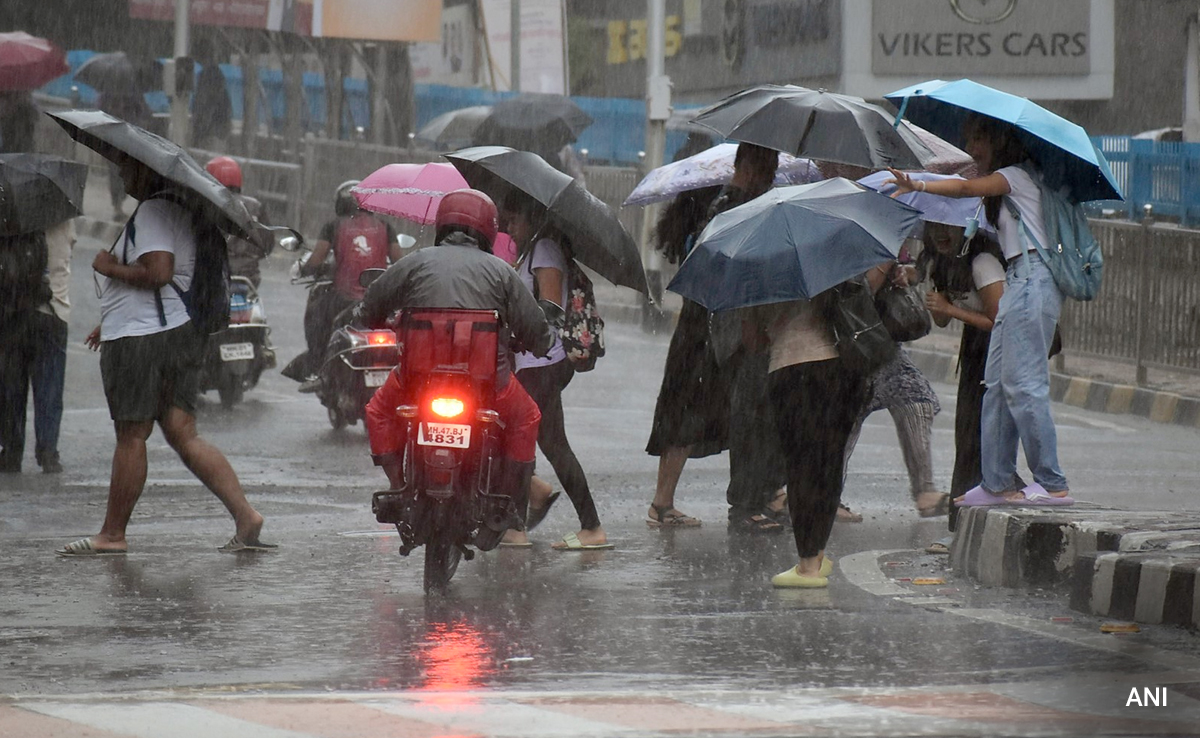 Heavy Rain In Parts Of Mumbai, Weather Office Issues "Yellow" Alert