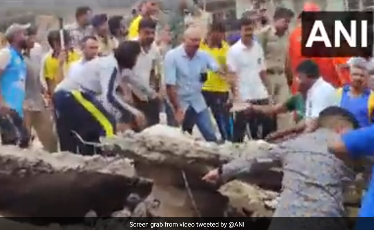 गुजरात : जूनागढ़ में 2 मंजिला इमारत ढही, कई लोगों के फंसे होने की आशंका