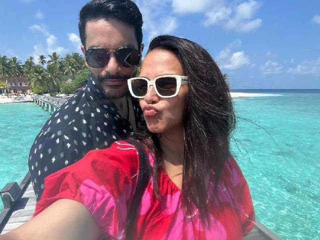 मुंबई एयरपोर्ट पर नेहा धूपिया और अंगद बेदी ने फैंस को दिए कपल गोल्स