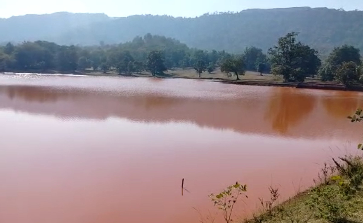 लाल पानी की समस्या से ग्रामीणों को नहीं मिल रही राहत, फसल हो रही बर्बाद 