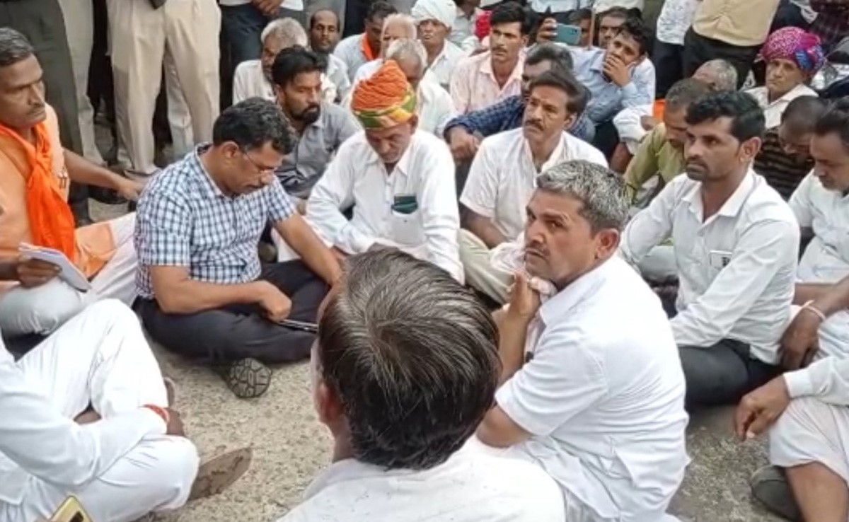 आगर मालवा : ...जब नाराज किसानों की समस्याएं सुनने के लिए जमीन पर ही बैठ गए कलेक्टर