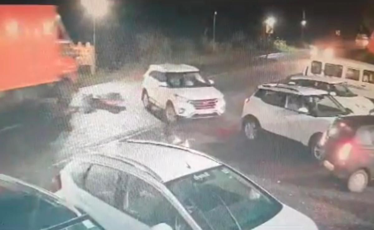 VIDEO: खौफनाक सड़क हादसे में बाल-बाल बची युवक की जान