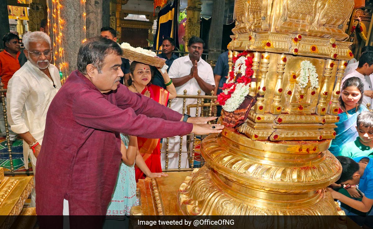 Minister Nitin Gadkari, Family Offer Prayers At Tirupati Temple