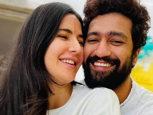 हाथों मे हाथ डाले फिर वेकेशन के लिए निकले कैटरीना और विक्की