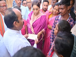 छत्तीसगढ़ बस दुर्घटना: केंद्रीय मंत्री ने मृतकों के परिजनों को दी गई 5-5 लाख की सहायता राशि छत्तीसगढ़ बस दुर्घटना: केंद्रीय मंत्री ने मृतकों के परिजनों को दी गई 5-5 लाख की सहायता राशि