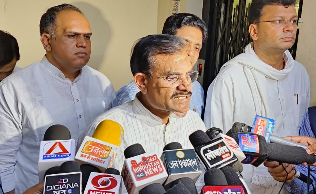 MP: "विवादित ट्वीट मामले में दिग्विजय सिंह की हो गिरफ्तारी", भाजपा प्रदेश अध्यक्ष बीडी शर्मा MP: "विवादित ट्वीट मामले में दिग्विजय सिंह की हो गिरफ्तारी", भाजपा प्रदेश अध्यक्ष बीडी शर्मा