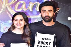 'रॉकी और रानी की प्रेम कहानी' की स्क्रीनिंग पर पहुंचे रणबीर- आलिया, ट्यूनिंग ने जीता फैंस का दिल 'रॉकी और रानी की प्रेम कहानी' की स्क्रीनिंग पर पहुंचे रणबीर- आलिया, ट्यूनिंग ने जीता फैंस का दिल