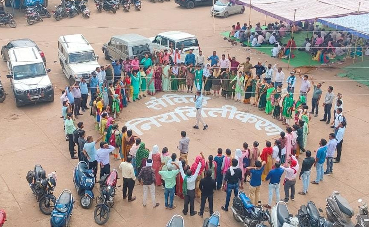 छत्तीसगढ़ में संविदा कर्मचारियों ने खोला मोर्चा, कांग्रेस के चुनावी घोषणापत्र को जलाकर जताया विरोध