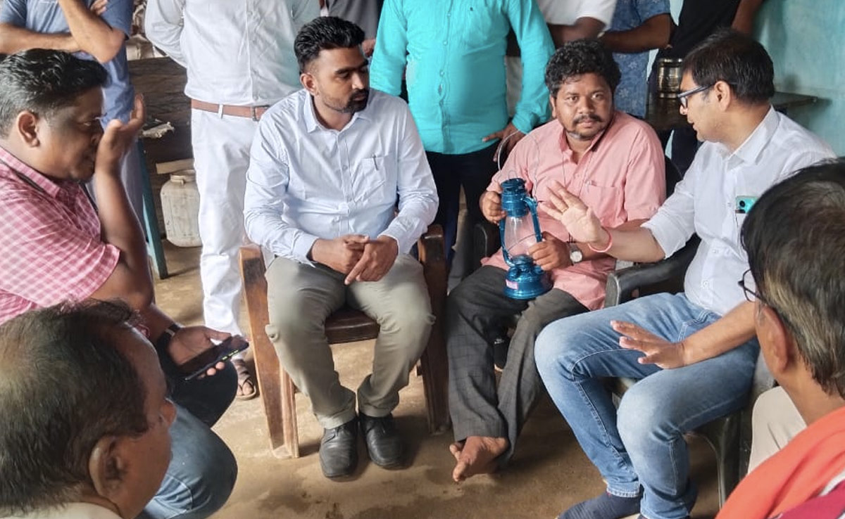 गांव को आत्मनिर्भर बनाने के लिए 13 साल से नंगे पांव रह रहा है जिला पंचायत सदस्य, पढ़िए अनोखी कहानी