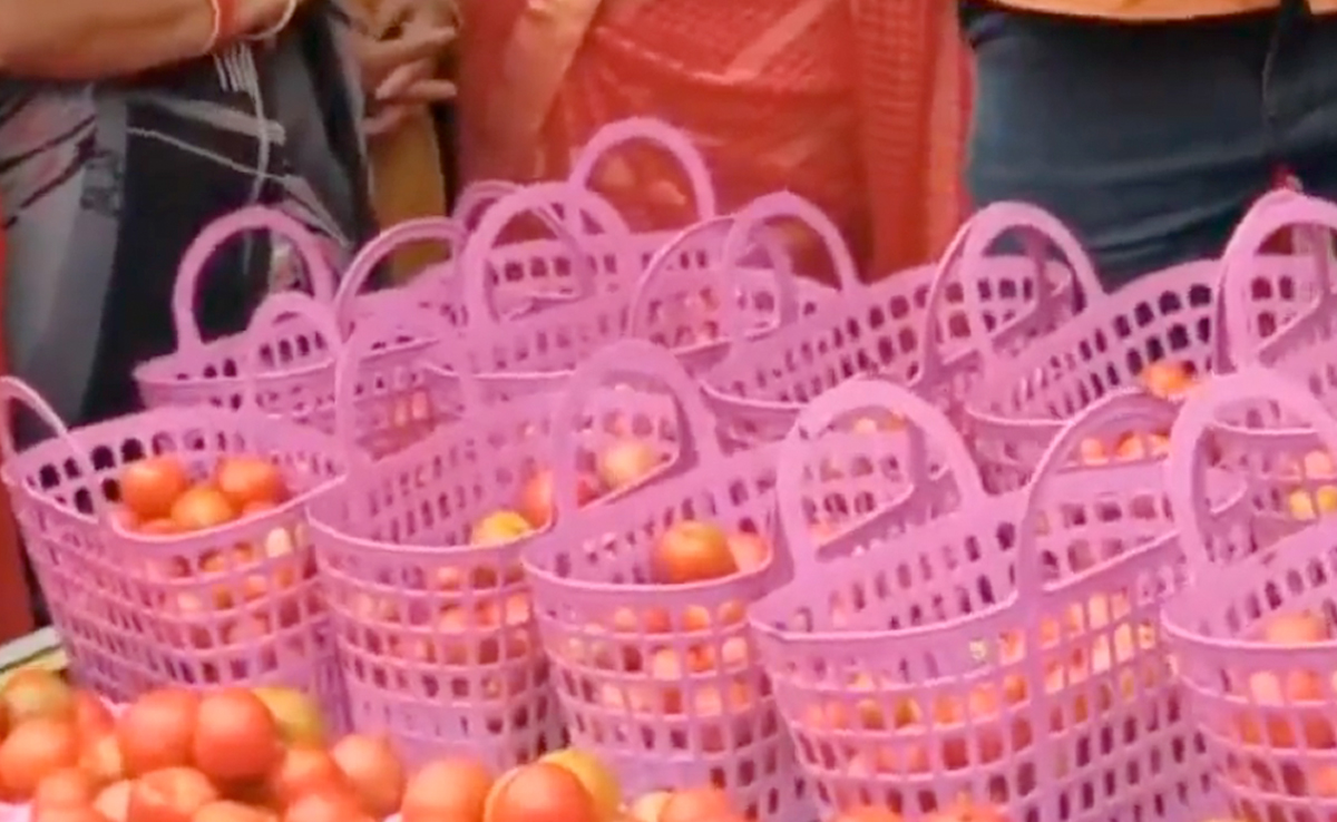 Whiskey And Chicken Last Year, Tomato This Year In Telangana Leader's Outreach