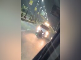 सड़क पर बैठकर वीडियो बना रहा था शख्स, कार ने रौंदा, वायरल हुआ भयावह वीडियो सड़क पर बैठकर वीडियो बना रहा था शख्स, कार ने रौंदा, वायरल हुआ भयावह वीडियो