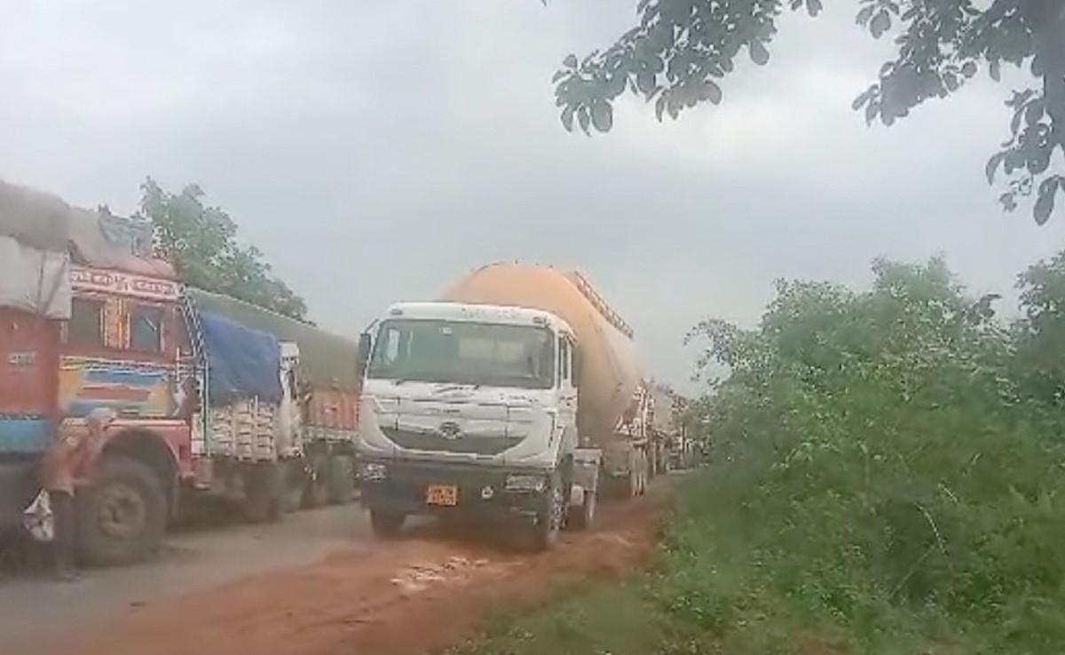 सतना: चितहरा नर्सरी के पास खड़े ट्रक से टकराई बाइक  तीन लोगों की मौत सतना: चितहरा नर्सरी के पास खड़े ट्रक से टकराई बाइक  तीन लोगों की मौत