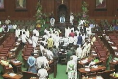 कर्नाटक विधानसभा के स्पीकर ने बीजेपी के 10 विधायकों को किया सस्पेंड कर्नाटक विधानसभा के स्पीकर ने बीजेपी के 10 विधायकों को किया सस्पेंड