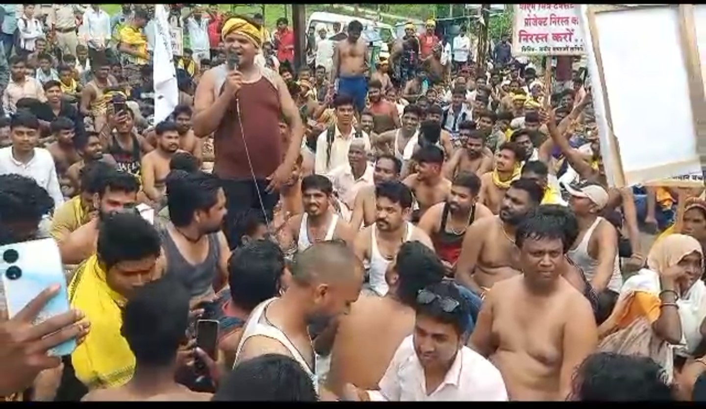 धार में आदिवासियों ने अर्धनग्न होकर पीएम मेगा टेक्सटाईल के खिलाफ किया विरोध प्रदर्शन