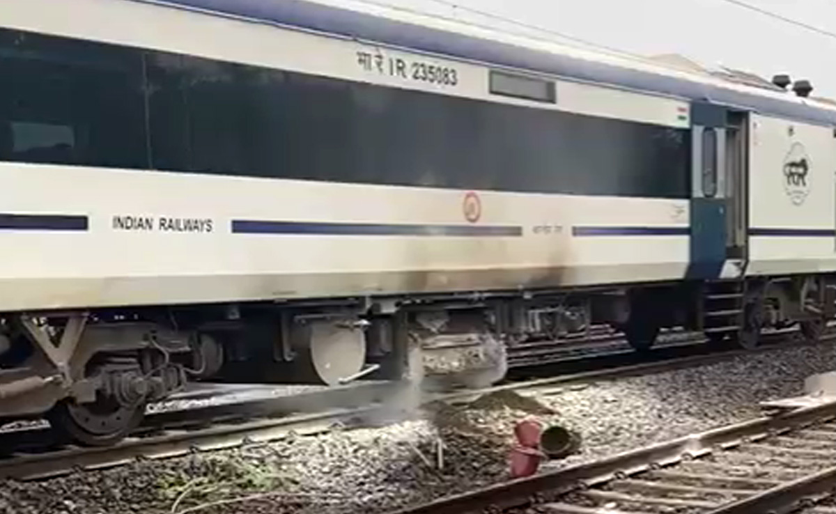 भोपाल-दिल्ली वंदे भारत ट्रेन के बैटरी बॉक्स में लगी आग, किसी के हताहत होने की सूचना नहीं