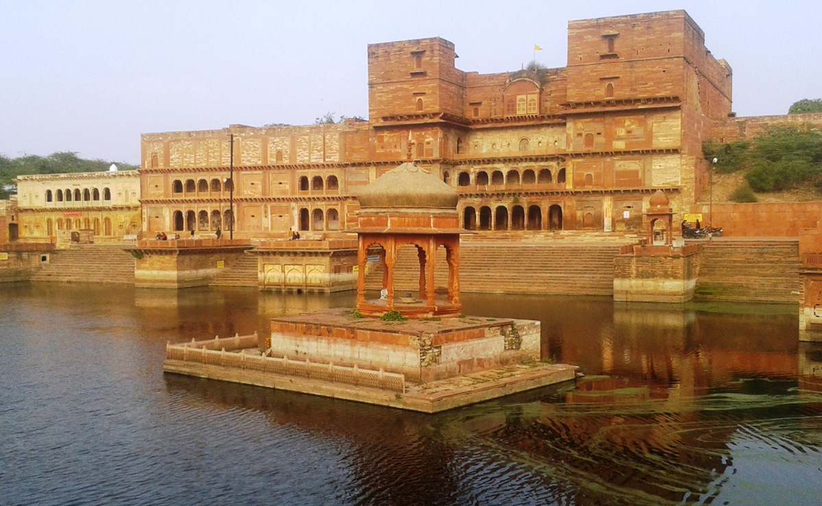 लाल बलुआ पत्थरों के लिए मशहूर है धौलपुर, राम मंदिर से भी है कनेक्शन