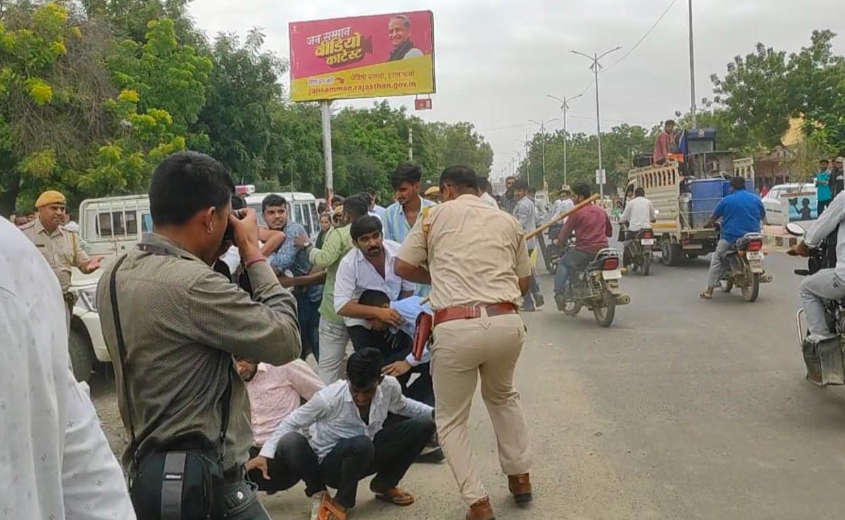 बाड़मेर : कॉलेज गेट पर प्रदर्शन कर रहे छात्र और पुलिस में भिड़ंत, 6 हिरासत में