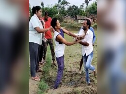 जमीन विवाद को शांत कराने के लिए पहुंची पुलिस के साथ मारपीट, थानाध्यक्ष और पुलिस के दो जवानों को आई चोटें जमीन विवाद को शांत कराने के लिए पहुंची पुलिस के साथ मारपीट, थानाध्यक्ष और पुलिस के दो जवानों को आई चोटें