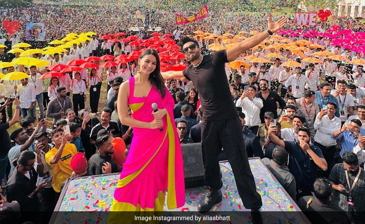 <i> Rocky Aur Rani Kii </i> Vadodara <i>Kahaani </i>: Alia Bhatt Dresses The Part, Mom-In-Law Neetu Kapoor Approves