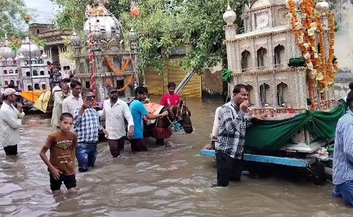 फतेहपुर शेखावाटी में मोहर्रम पर सड़क पर भरे बारिश के पानी में से निकले ताजिए