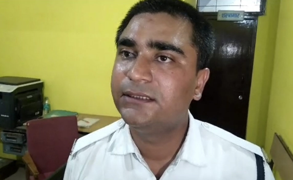 बस स्टाफ की गुंडागर्दी : पहले कार चालक को मारा, फिर ट्रैफिक पुलिस की कर दी पिटाई, नहीं हुई FIR