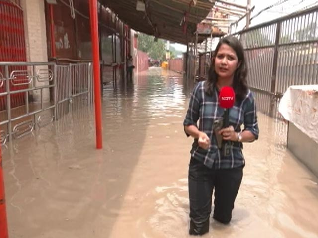 दिल्ली : जलमग्न हुआ पुरानी दिल्ली का प्राचीन हनुमान मंदिर, दुकानों पर लटका ताला | Ground Report