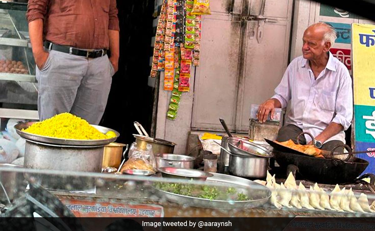समोसा और पोहा बेचने वाले बुजुर्ग ने कठिन परिश्रम को लेकर कही ऐसी बात, सभी को मिलेगा जीवन का सबक