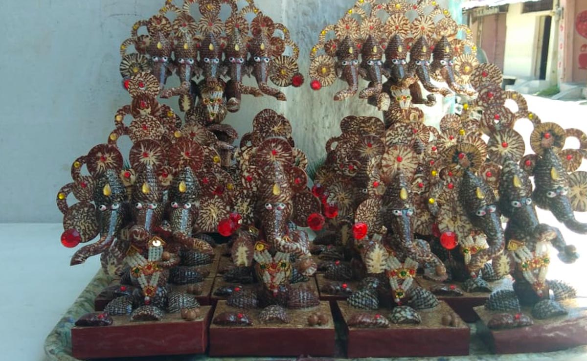 रीवा का कुंदेर परिवार बनाता है सुपारी से देवी-देवताओं की सुंदर मूर्तियां और खिलौने